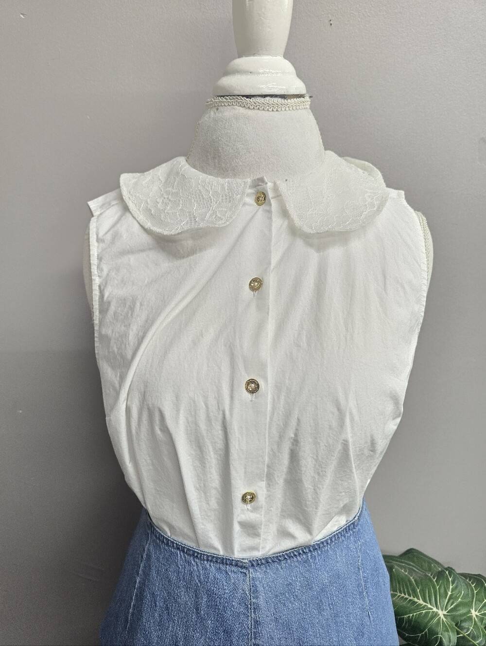 5/$25 HALSTON:: White Sleeveless Collared Button Down Gold Buttons
